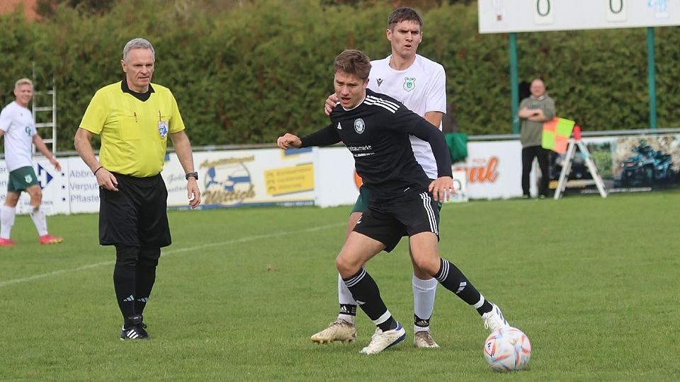 Fußball Kreisliga SC Unterpfaffenhofen in schwarzen Trikots und TSV Altenstadt in weißen Trikots.