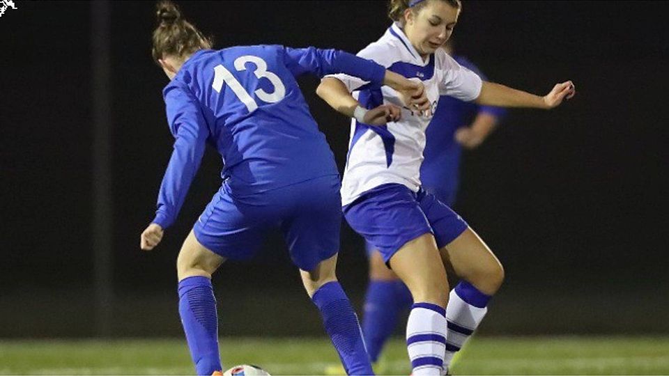 Iris Löffler (rechts, hier im Zweikampf mit Jasmin Werner vom TSV Pfungstadt) von der SG Hainstadt/Rimhorn/Michelstadt) verlor in der Gruppenliga  das Heimspiel gegen Heppenheim 0:3.	Foto: Herbert Krämer