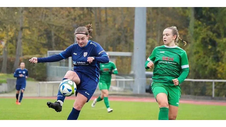 Sie ist wieder da: Paula Gies (l.) spielt wieder für die Verbandsliga-Fußballerinnen des FSV Hessen Wetzlar – und das mit Erfolg. (Archivfoto) © Isabel Althof