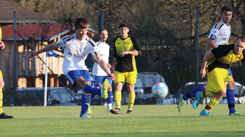 Klar die Oberhand behielt im letzten Punktspiel der SV Eurasburg-Beuerberg um Simon Huber (li.) gegen Florian Schuster (Schütze zum 0:1) und seine SF Egling-Straßlach; die Begegnung endete mit einen deutlichen 4:2-Sieg des SVE.