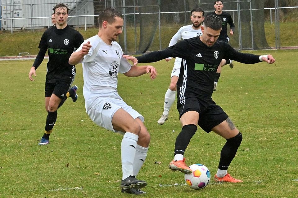 Manuel Detmar (am Ball) machte mit dem 4:0 für Kaufering in Kaufbeuren endgültig den Deckel drauf. Manuel Detmar (am Ball) machte mit dem 4:0 für Kaufering in Kaufbeuren endgültig den Deckel drauf.