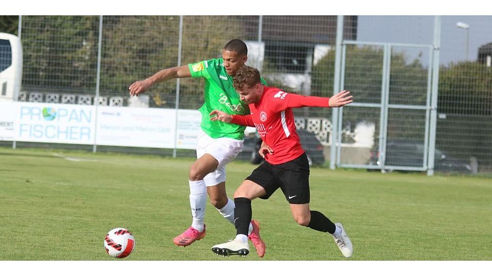 Joshua Enobore (l.), hier noch im Trikot von Eintracht Stadtallendorf, gewinnt mit dem VfB Marburg in der Fußball-Hessenliga. Joshua Enobore (l.), hier noch im Trikot von Eintracht Stadtallendorf, gewinnt mit dem VfB Marburg in der Fußball-Hessenliga. © Patrick Jahn