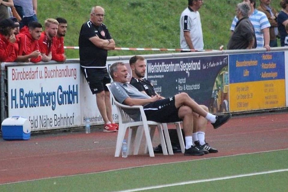 Sportfreunde Siegens Trainer Tobias Cramer (sitzend links) monierte nach dem Spiel die Naivität seiner Spieler.