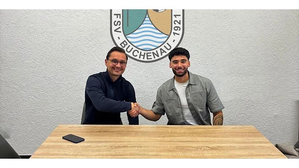 Vorfreude in den Gesichtern: Buchenaus Cheftrainer Enis Sadikovic (links) begrüßt Stürmer Raynell Völk an seiner künftigen Wirkungsstätte. © Fabian Koch/FSV Buchenau