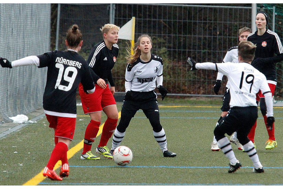 Ein achtbares 0:0 holten die Clubfrauen (rechts) gegen Augsburg (Foto: Eduard Weigert).