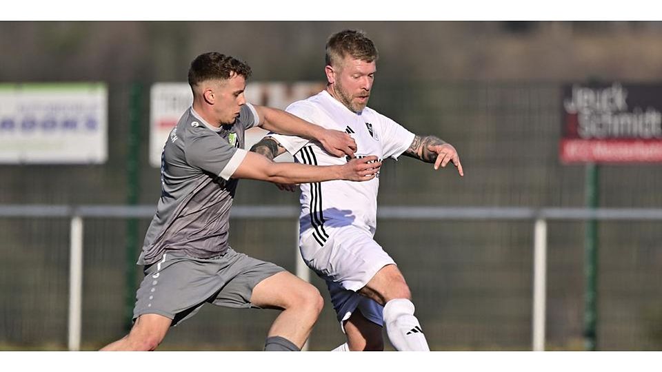 Der überragende Mann auf dem Platz: Nino Fürschbach (l.) trifft gleich viermal in der Fußball-Kreisoberliga West gegen den SSC Burg II. (Archivfoto) © Henrik Schneider