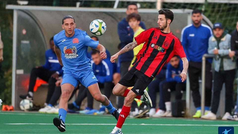 Fokus auf den Ball: Der SV Wiesbaden (hier mit Saki Nakos, links) empfängt am Sonntag die SG Walluf um Nico Hernandez.