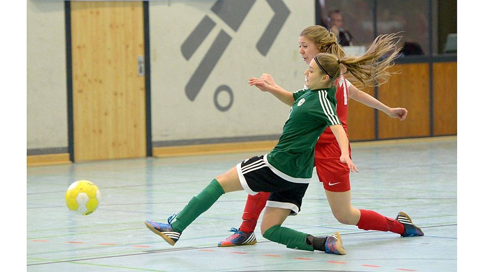 Umkämpft, aber immer fair: Bei der 26. Auflage des Weser-Elbe-Cups zeigten die Frauenteams, dass auch sie guten Fußball spielen können. Bis ins Endspiel schaffte es der SC Weyhe (grünes Dress). Dort gab es eine knappe 0:1-Niederlage. Schimanke-f (2), Reiprich (2)