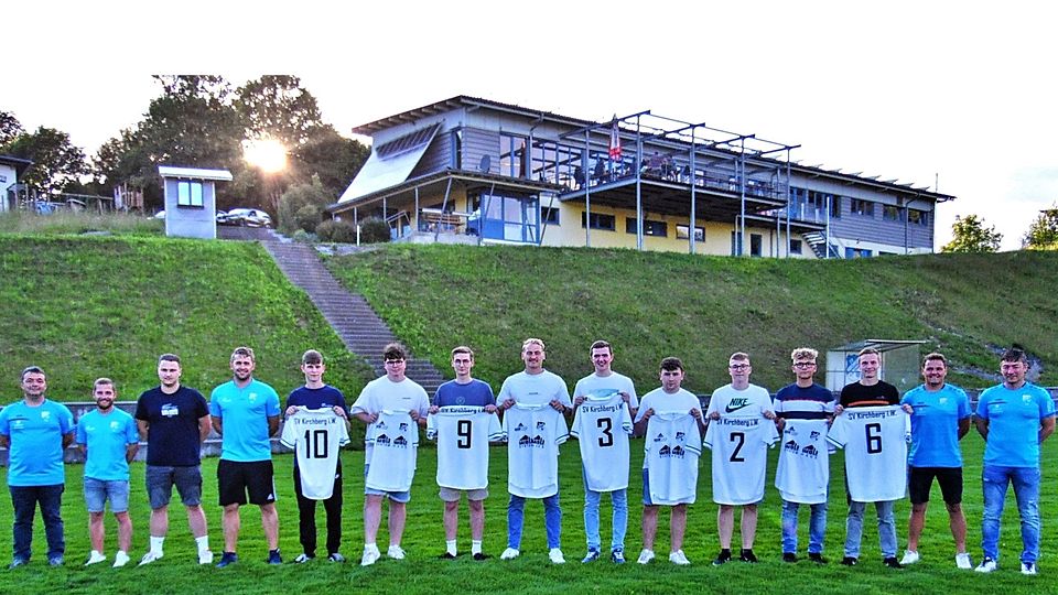 Die neuen Spieler (mit weißem Trikot) des SV Kirchberg im Wald sowie die Verantwortlichen inkl. Abteilungsleiter und Spielertrainer.