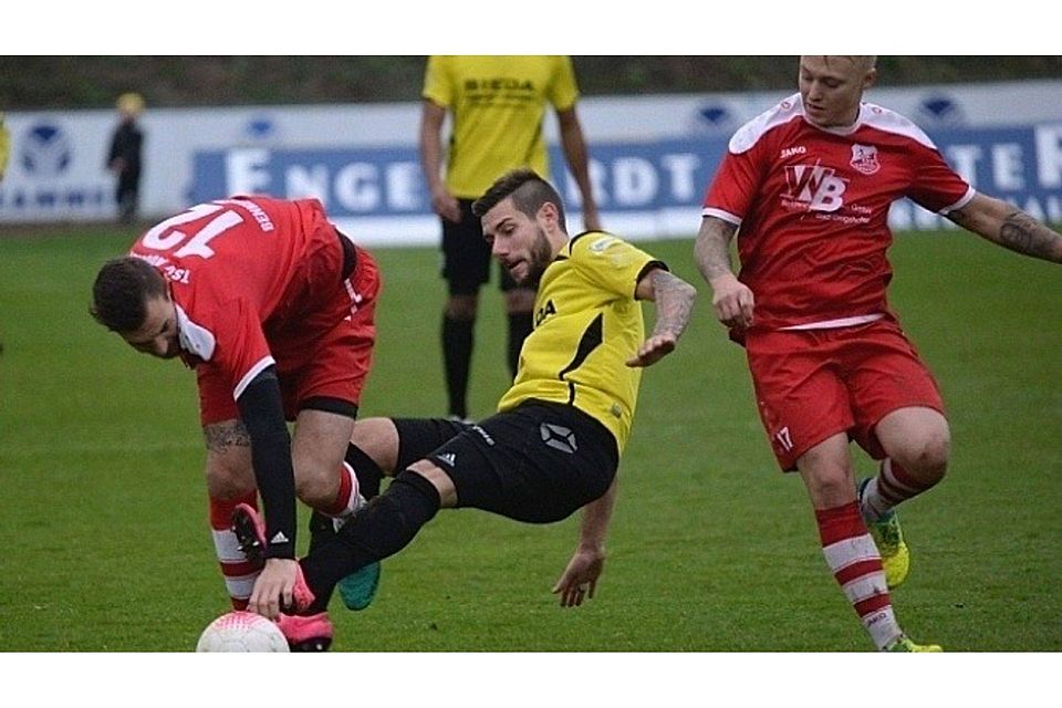 In einem mit Haken und Ösen geführten Hinspiel trennten sich der FC Amberg und der TSV Aubstadt 2:2. F: Brückmann