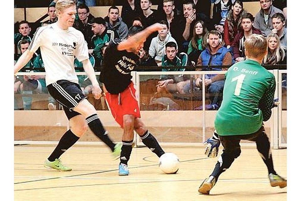 Technische Kabinettstückchen und knackige Zweikämpfe bekamen die vielen Zuschauer im Vorjahr bei den Hallenmeisterschaften des Fußballkreises Friesland nicht nur in der Partie zwischen dem BV Bockhorn (Hilat Undav am Ball) und TuS Varel zu sehen. Henning Busch