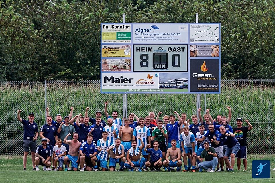 Da kann man schon mal vor der Anzeigetafel posieren: Der TSV Vilslern nach dem 8:0-Heimsieg gegen Huldsessen.