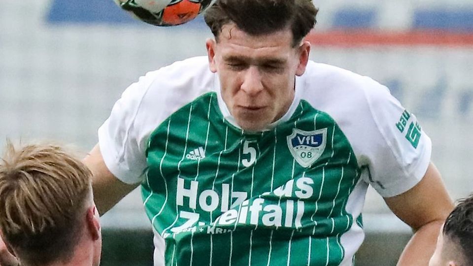 Umkämpfte Partie: Nils Schütte erzielt in der Nachspielzeit den Ausgleich für den VfL Vichttal.