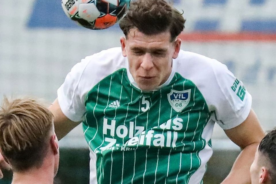 Umkämpfte Partie: Nils Schütte erzielt in der Nachspielzeit den Ausgleich für den VfL Vichttal.
