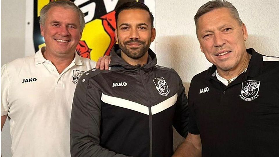 Die Fußballabteilungsleiter Dirk Käßner (links) und Thomas Krell (rechts) freuen sich, zusammen mit Donald Jakob den eingeschlagenen, erfolgreichen Weg über die laufende Saison hinaus weitergehen zu können.