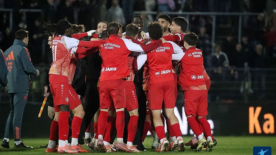Jubelnde Würzburger nach dem Sieg gegen den FC Bayern II in der Nachspielzeit.