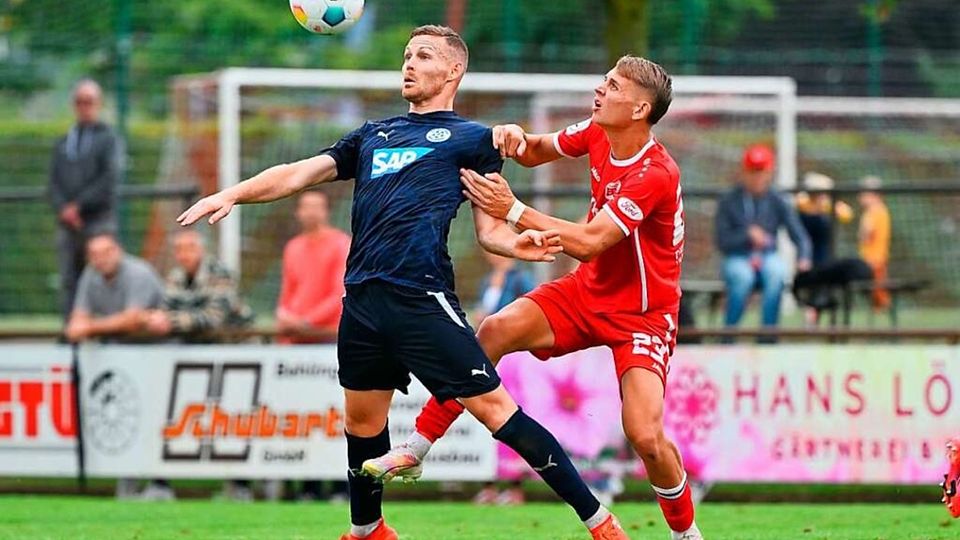 Der Bahlinger Abwehrspieler Laurin Tost (rechts gegen Marcel Carl von Astoria Walldorf) ist für das Heimspiel am Samstag gegen Koblenz nach seiner fünften Gelben Karte gesperrt. 