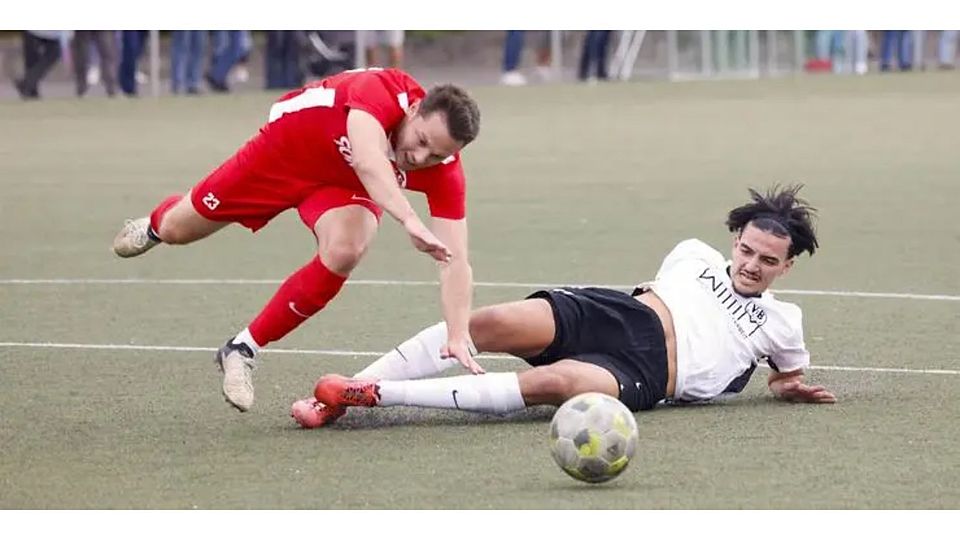 Der Hüffelsheimer Fabian Scheick (links) wird von Bodenheims Aiman Abdelaali unsanft gestoppt. Auch gegen die SVW wird sich Scheick auf einen Fight einstellen müssen.