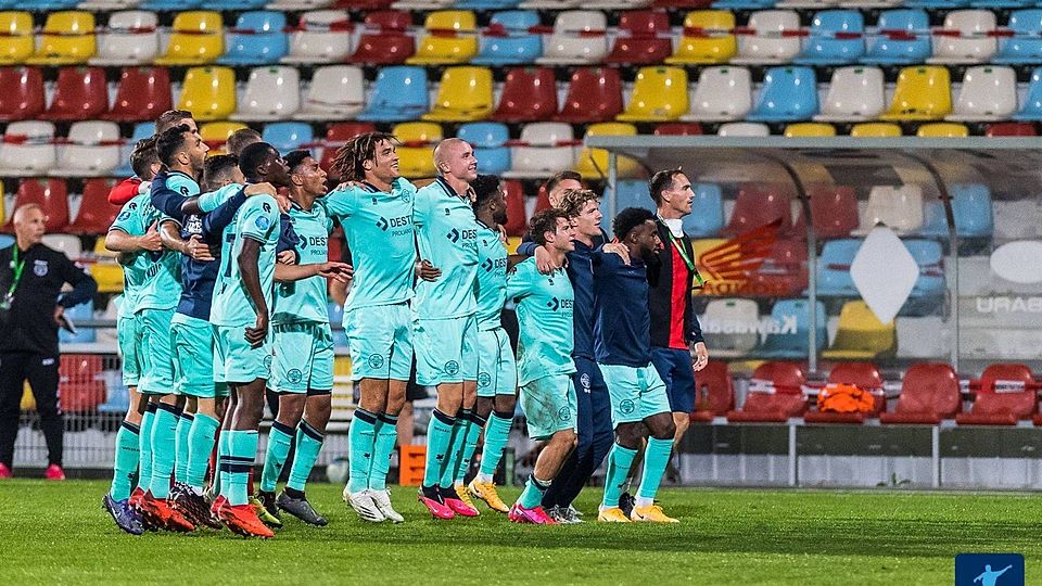 Willem II feierte mit seinen mitgereisten Fans, die von draussen vor dem Stadion anfeuerten - 