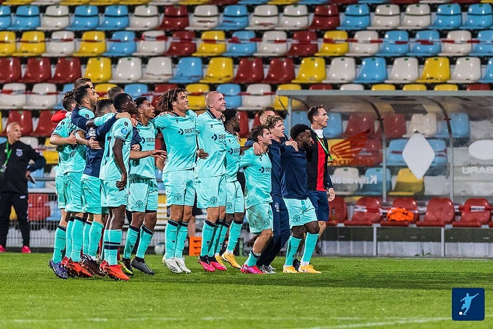 Willem II feierte mit seinen mitgereisten Fans, die von draussen vor dem Stadion anfeuerten - 