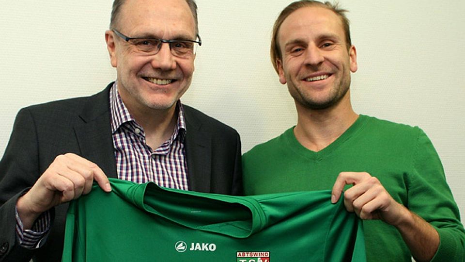 Abtswind-Manager Christoph Mix (li.) begrüßt Neuzugang Carl Murphy. F: Michael Kämmerer / TSV Abtswind