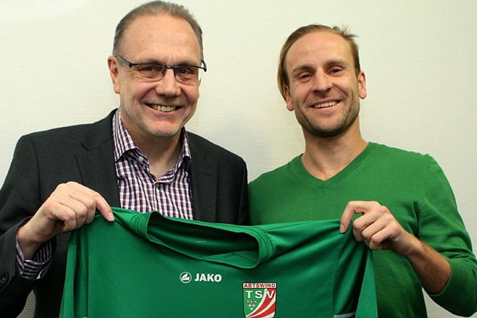 Abtswind-Manager Christoph Mix (li.) begrüßt Neuzugang Carl Murphy. F: Michael Kämmerer / TSV Abtswind