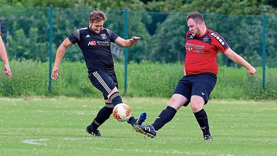 Vom Fuß förmlich den Ball stiebitzt: Der Bohmter Tim Schmidt verliert im Duell den Ball beim Allianz-Cup gegen Konkurrenz aus Wissingen
