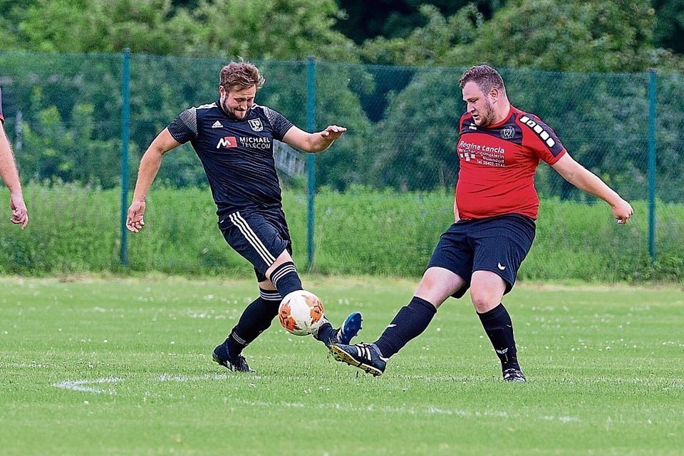 Vom Fuß förmlich den Ball stiebitzt: Der Bohmter Tim Schmidt verliert im Duell den Ball beim Allianz-Cup gegen Konkurrenz aus Wissingen