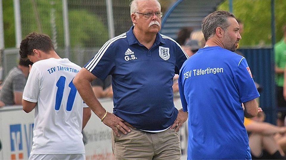 Jede Menge zu tun hatte Günter Stempfle, der Sportdirektor des TSV Täfertingen, um zusammen mit seinem Kollegen Rainer Otto vom TSV Herbertshofen an die Besonnenheit aller Beteiligten zu appellieren und einen Spielabbruch zu verhindern. Unmittelbar vor dem Pausenpfiff waren die beiden Trainer Markus Nowak und Antonio Cuevas (rechts) aneinander geraten. Es kam zu Rudelbildungen und Handgreiflichkei