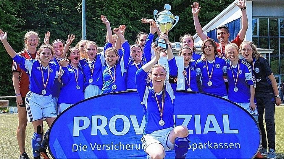 Freude im strahlenden Sonnenschein: Die Kieler B-Juniorinnen feiern den Gewinn des SHFV-Pokals. Foto: objectivo/Kugel