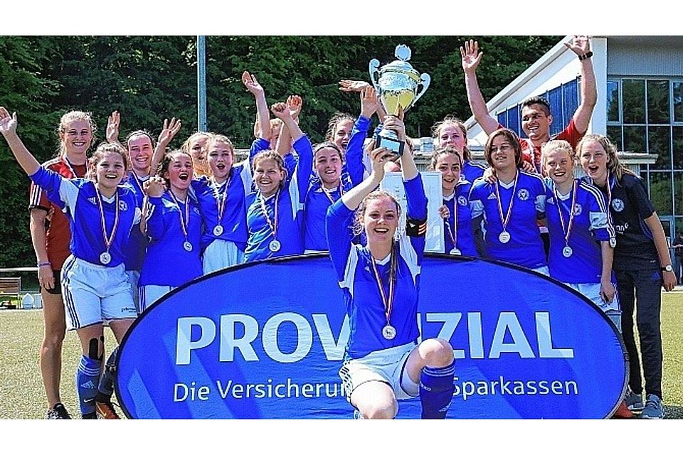 Freude im strahlenden Sonnenschein: Die Kieler B-Juniorinnen feiern den Gewinn des SHFV-Pokals. Foto: objectivo/Kugel