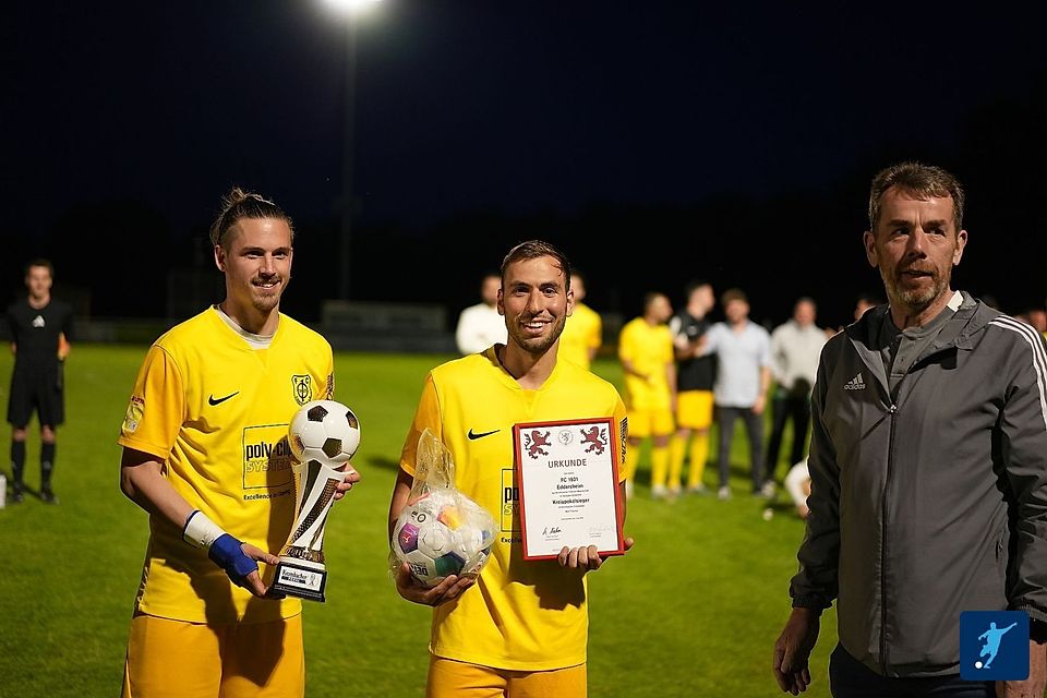 Der FC Eddersheim um Kapitän Jörg Finger (links) bei der Siegerehrung. Der FC Eddersheim um Kapitän Jörg Finger (links) bei der Siegerehrung.