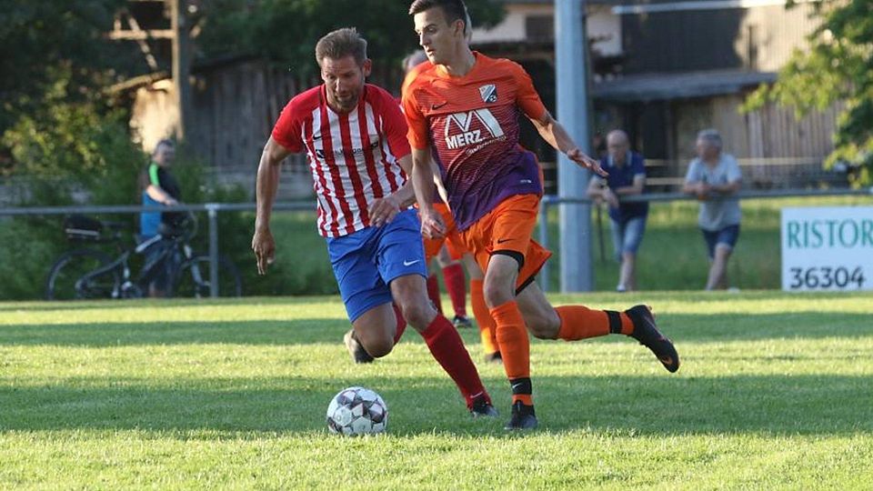 Helge Hastrich (links) geht im Sommer in seine 13. Saison bei der SG Immichenhain/Ottrau. Dabei schnürt der Trainer hin und wieder selbst noch einmal die Fußballstiefel, so wie hier bei der Alsfelder Stadtmeisterschaft im vergangenen Sommer in Hattendorf im Duell mit der SG Schwalmtal. 		 	Archivfoto: Raab