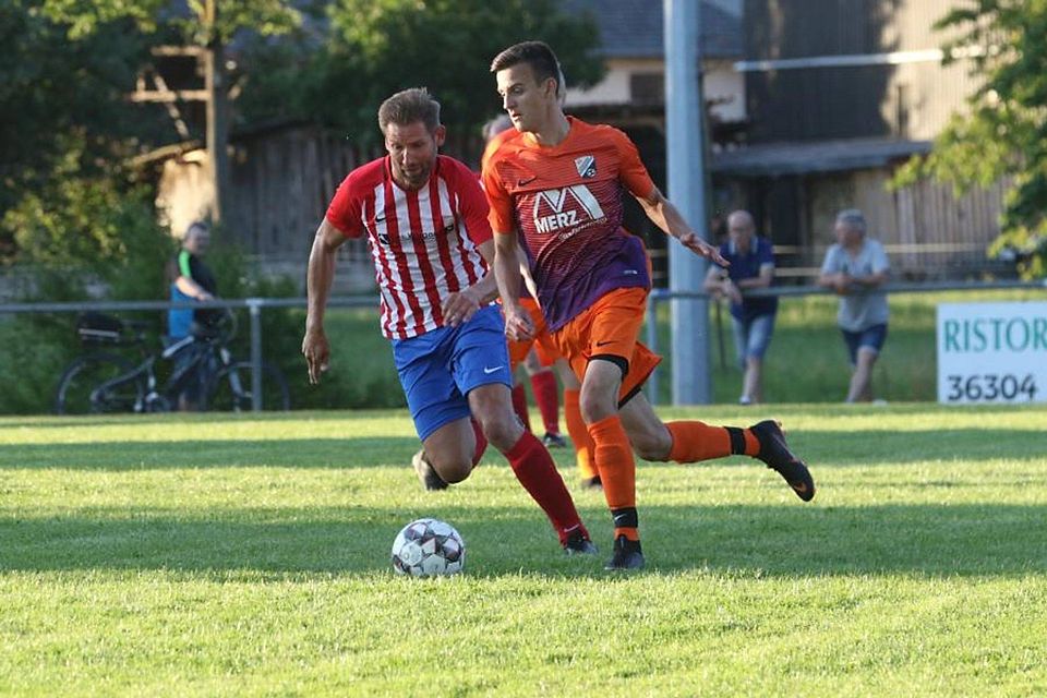 Helge Hastrich (links) geht im Sommer in seine 13. Saison bei der SG Immichenhain/Ottrau. Dabei schnürt der Trainer hin und wieder selbst noch einmal die Fußballstiefel, so wie hier bei der Alsfelder Stadtmeisterschaft im vergangenen Sommer in Hattendorf im Duell mit der SG Schwalmtal. 		 	Archivfoto: Raab