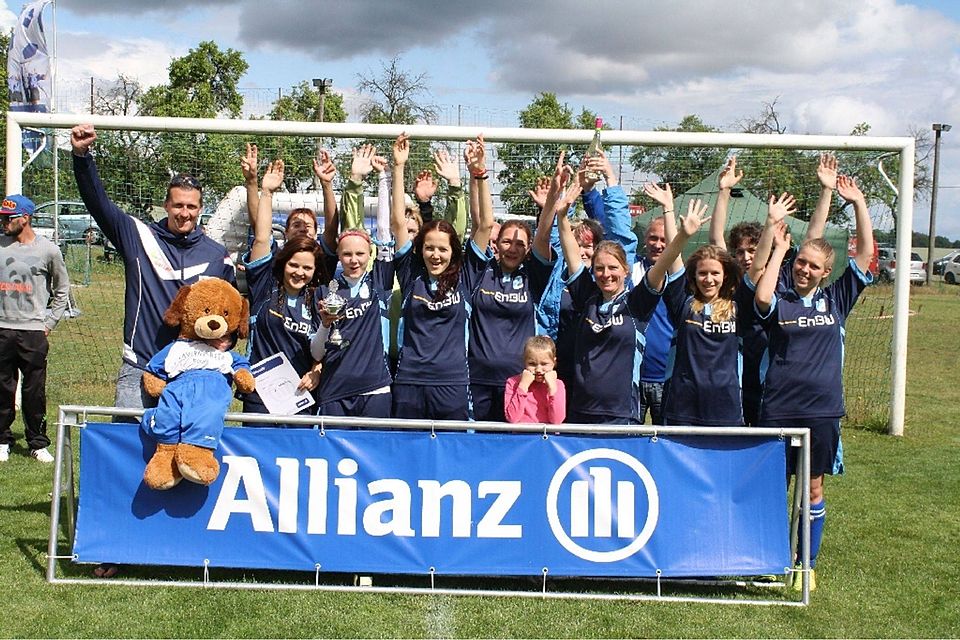 Strahlende Sieger: Die Fußball-Frauen von Blau-Weiß Ladeburg gewannen erneut den Allianz-Cup.  ©Peter Wricke