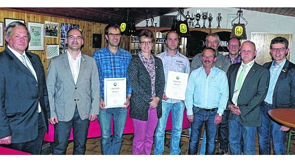 Zahlreiche Ehrungen konnte Vorsitzender Bernhard Keischgens (3. v. r.) auf der Jahreshauptversammlung des SV Roland Rollesbroich vornehmen. Auch Bernd Mommertz (2. v.r.), Vorsitzender des Fußballkreises Aachen, und Gregor Müller (l.), Ehrenamtsbeauftragten des Verbandes, nahmen Ehrungen vor. Foto: A. Hoffmann