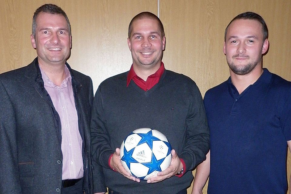 Abteilungsleiter Rainer Wanek (links) und der Sportliche Leiter Thomas Kehrle (rechts) konnten René Böhm als neuen Höchstädter Trainer präsentieren.