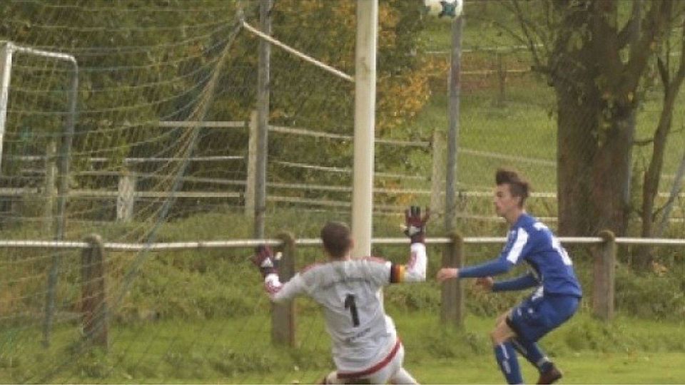 Chance vertan: Elbenrods Moritz Rüger (rechts) köpft freistehend über das Tor, sodass Ohmes-Keeper Sören Beyer nicht eingreifen muss.	Foto: Krämer
