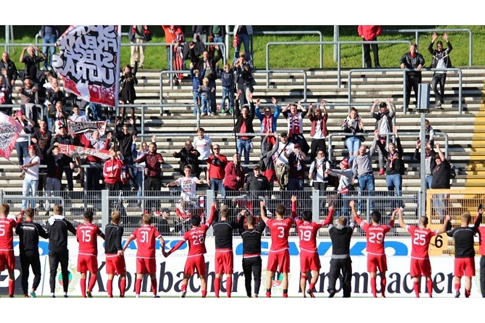 Gemeinsam mit den Fans jubelten die Spieler der Sportfreunde Siegen nach dem überzeugenden 6:0-Sieg gegen den FC Gütersloh. Fotos (2): pm