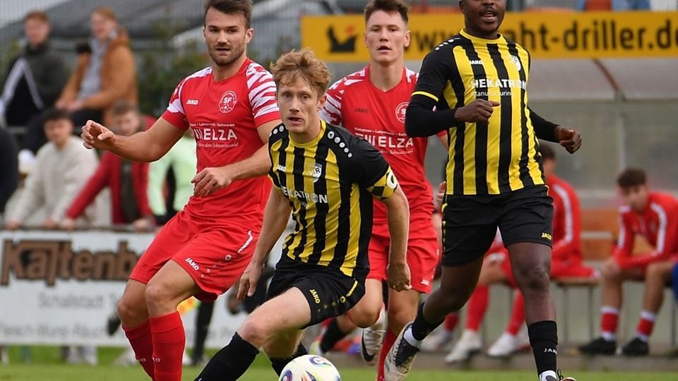 Der VfR Hausen mit Maximilian Faller (vorne) und die SF Elzach-Yach mit Jonas Schmieder (Zweiter von rechts) bangen jeweils noch um den Klassenerhalt.