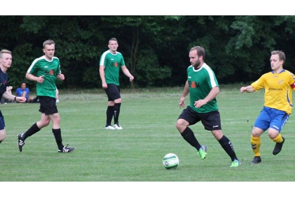 Szene aus dem Halbfinale des Vorjahres: ELS-Mittelfeldmotor Patrick Mayer kann sich hier gegen LVB-Kapitän Manuel Schnabel behaupten. Am Ende setzten sich aber die Gelb-Blauen mit 3:0 durch.  F: Nicole Jacob