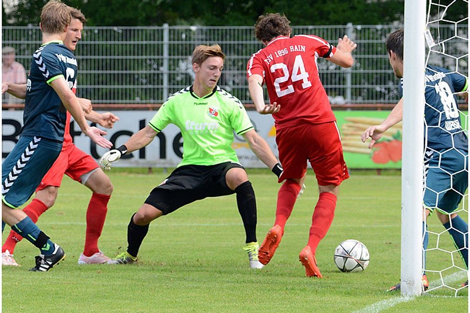 Beim 2:2 im Abseits: Rains Marco Friedl trifft aus Abseitsposition zum TSV-Ausgleich gegen Hankofen. F: Meier