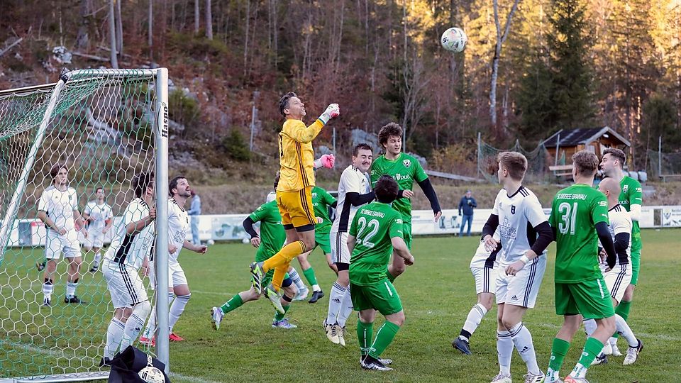 Viel Kampf und Krampf: Ein Leckerbissen war das Duell zwischen Grainau und Krün nicht. Hier faustet SVK-Torwart Constantin Lutz den Ball weg.