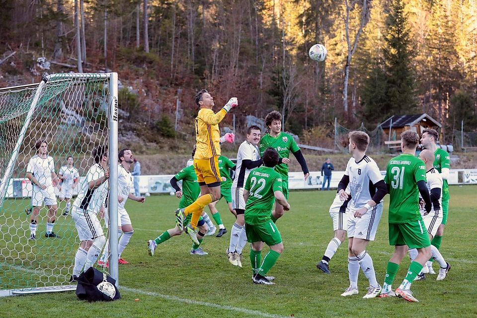 Viel Kampf und Krampf: Ein Leckerbissen war das Duell zwischen Grainau und Krün nicht. Hier faustet SVK-Torwart Constantin Lutz den Ball weg.