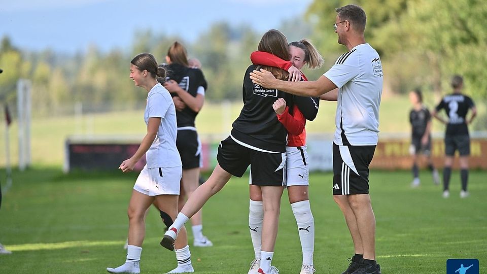 Die Freude ist groß: Ruderting feiert nach zuletzt drei Niederlagen einen wichtigen Sieg – und das ausgerechnet gegen Frauenbiburg-Verfolger Thenried.