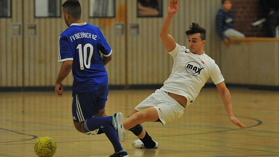 Zwei Kandidaten für den besten Spieler des Turniers: Ilias Amallah (links, Biebrich 02) im direkten Duell mit Omer Muminovic (rechts, FC Wiesbaden 62). Foto: Klein.