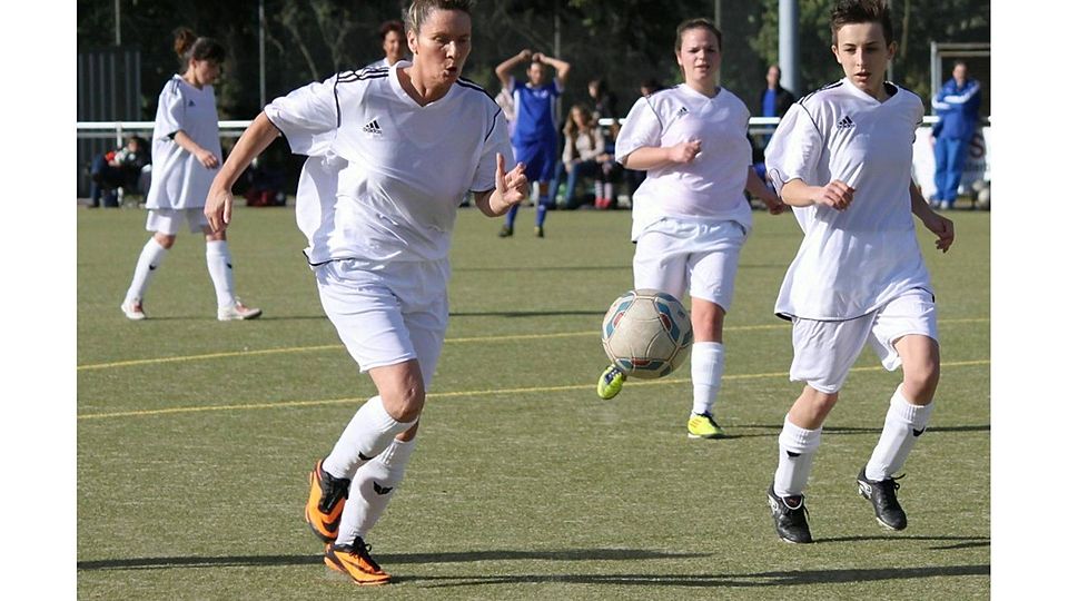 Zahlenmäßig überlegen: Die Fußballerinnen des SC Klarenthal (weiß) fertigten Gruppenliga-Konkurrent SV Wallrabenstein mit 3:0 ab. Archivfoto: Rainer Wagner