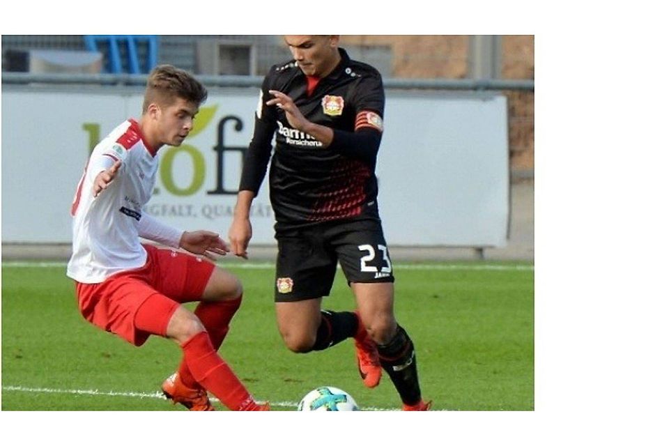 Leverkusens A-Junior Atakan Akkaynak konnten sich im Auswärtsspiel bei Borussia Mönchengladbach nur sehr selten  durchsetzen. Foto: Herhaus