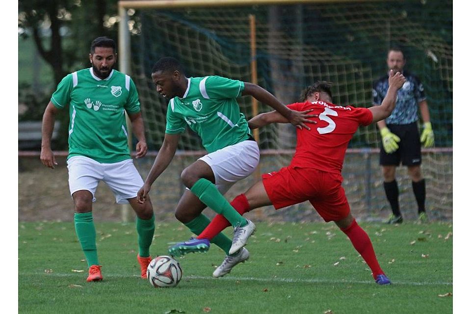 Kampfbetontes Duell: Wormatia-Torschütze Daniel-Mihai Lazar (rotes Trikot) behakt den Nibelungen Tiago Nogueira.	