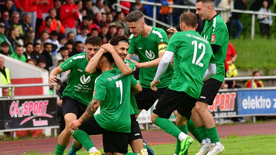 Jubel bei der TSG Thannhausen. Erijon Berisha, Ahmet Cam (7), Ibrahim Capar, Ronis Sadrijaj, Mateusz Staron (12/von links) holten sich auf den letzten Drücker noch die Vizemeisterschaft und dürfen weiter vom Aufstieg träumen. 